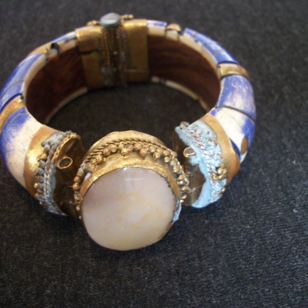 NEPAL INDIA VINTAGE BIG AGATE SHELLS BRASS BRACELT